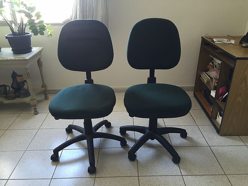 2 cadeiras verdes para escritorio, com rodinha