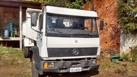 Caminhão Mercedes  com Caçamba - Esteio - Caminhão -