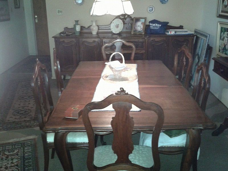 Mesa de jantar com aparador e cristaleira