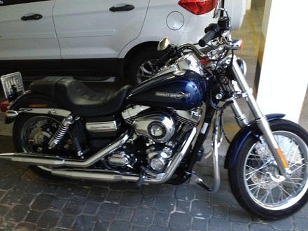 Moto Harley-Davidson Super Glide Custom  (Azul). -