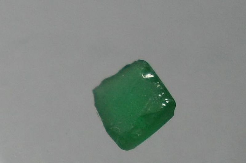 Gema de esmeralda natural, verde brasil 0.80 ct - aa