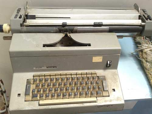 Maquina De Escrever Elétrica Olivetti