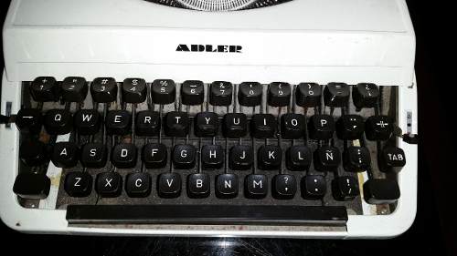 Máquina De Escrever Adler Funcionando C/ Tampa U