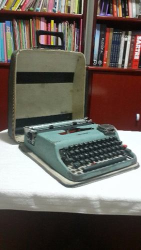 Máquina De Escrever Olivetti Lettera 22 / Anos 60