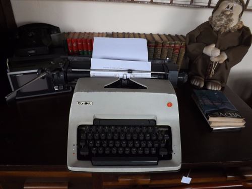Máquina De Escrever Olympia Perfeita E Funcionando #