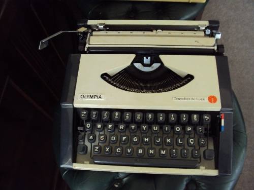 Máquina De Escrever Olympia Traveller De Luxe