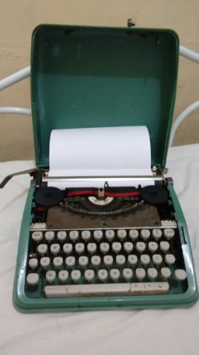 Máquina De Escrever Portátil Olivetti Lettera 82