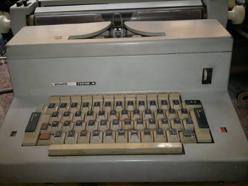 Máquina Escrever Elétrica - Olivetti Tekne 4