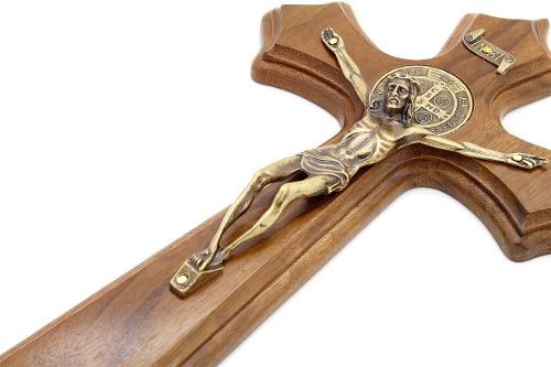 Crucifixo Moldado Com Medalha De São Bento Para Parede
