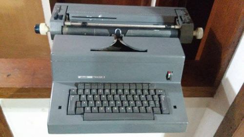 Máquina De Escrever Elétrica Olivetti Tekne 4