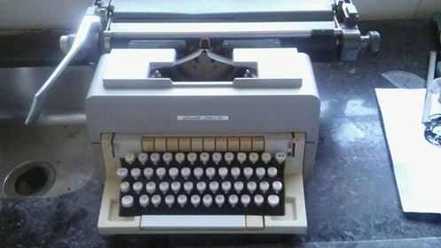 Maquina De Escrever Olivetti Linea 98 Com Rolo Gigante-rara