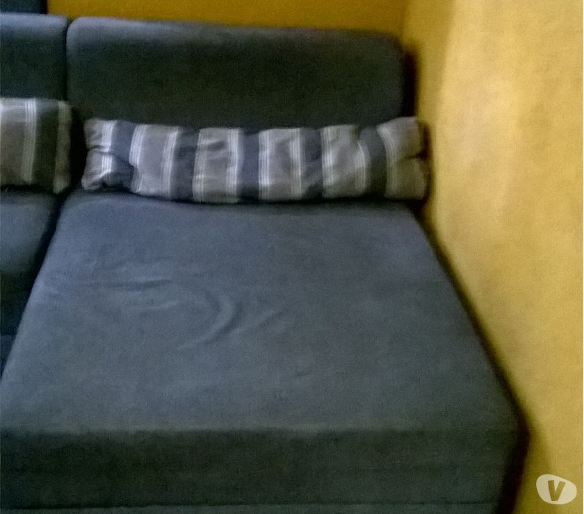 Sofá em L impermeabilizado com chaise e puf
