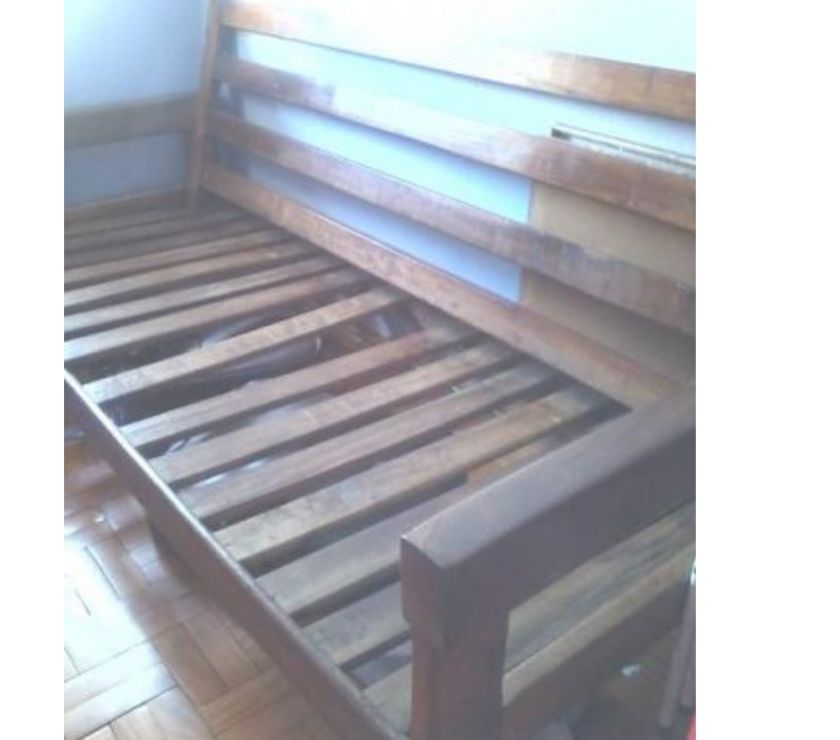 Sofá de 3 lugares mais uma poltrona, madeira nobre maciça