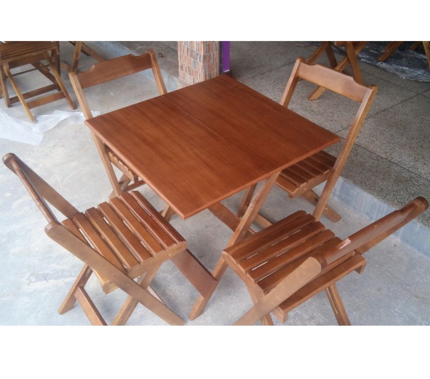 Mesas e cadeiras dobráveis de madeira