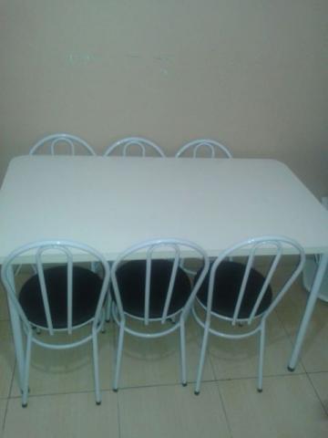 Mesa com 6 cadeiras brancas