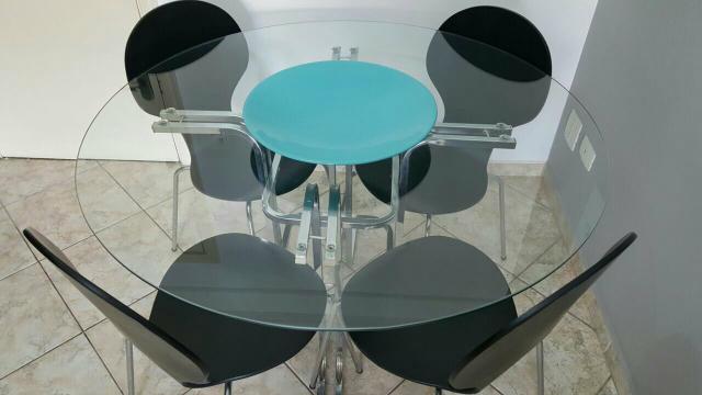 Mesa com tampo de vidro + 4 cadeiras