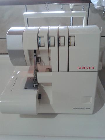 Máquina de costura overloque singer