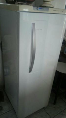 Uma geladeira frosfree semi nova valor 650 com entrega