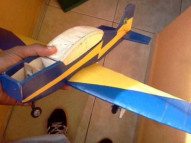 Avião tucano em construção