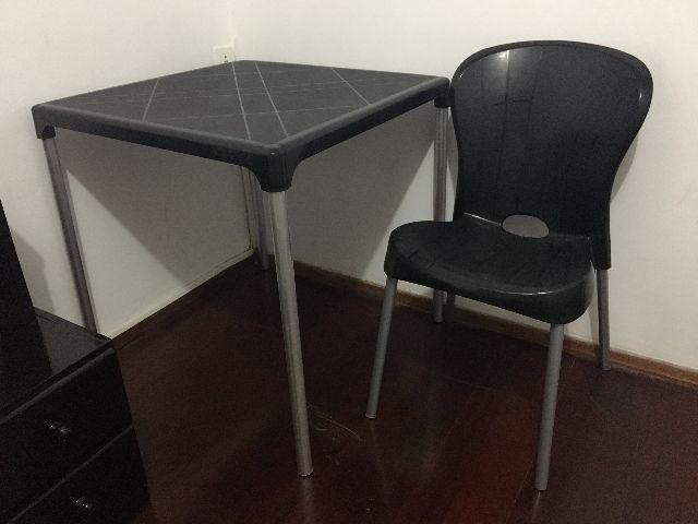 Mesa e cadeira