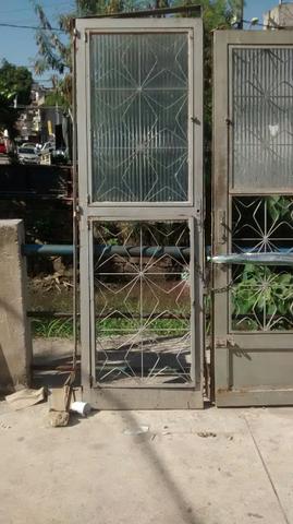 Porta de ferro com vidro e grade