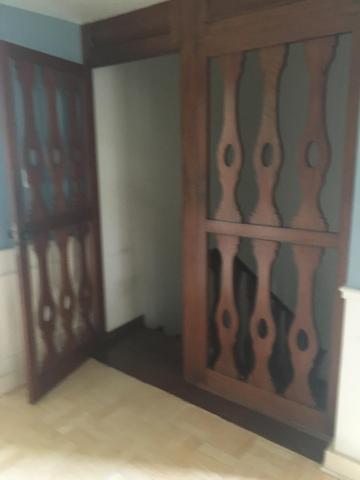 Divisoria com porta e madeira para escada em madeira maciça