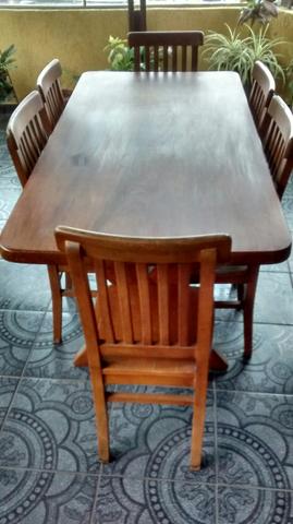 Mesa com seis cadeiras