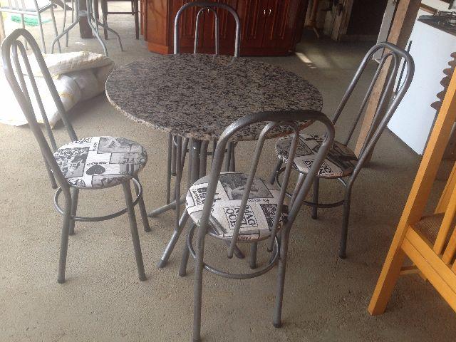 Linda mesa redonda em granito com 4 cadeiras seminova