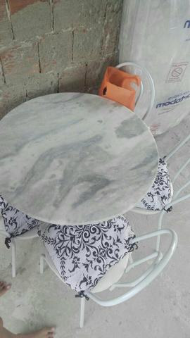 Mesa com pedra de mármore redonda