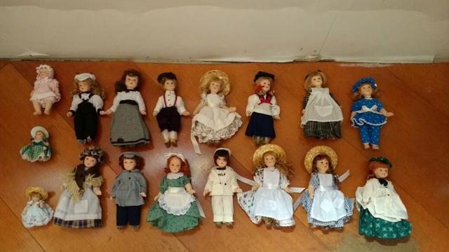Coleção bonecas de porcelana e seus acessórios