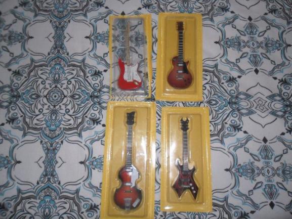 Lote com 4 miniaturas de instrumentos musicais