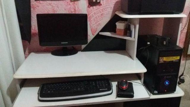 Mesa de computador na cor branca