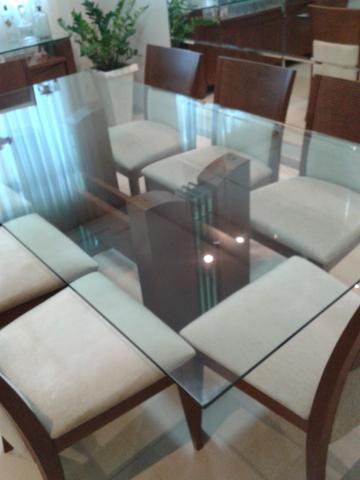 Mesa de jantar com oito cadeiras