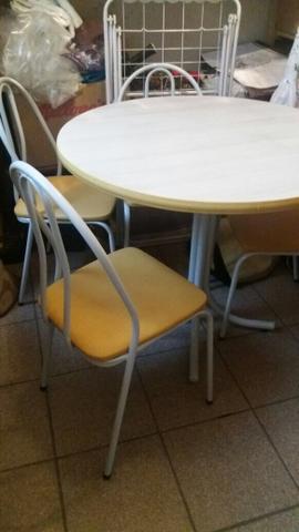 Mesa redonda com tampo madeirado + 4 cadeiras
