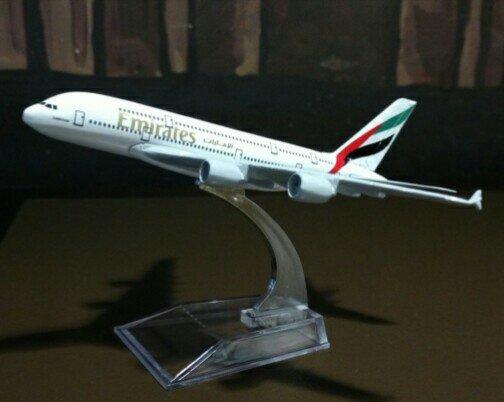 Miniatura avião Airbus A380 Emirates