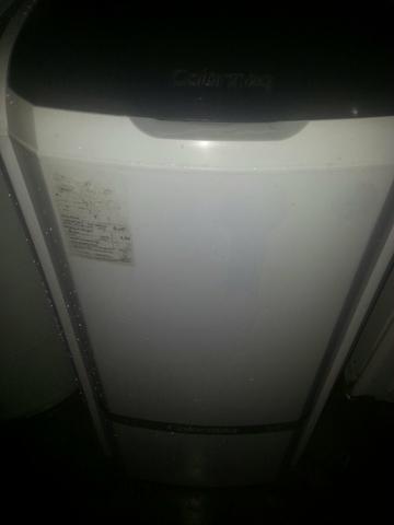 Um máquina de lavar roupa