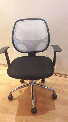 Cadeira Home Office com base em aço cromado