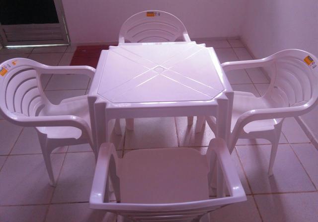 Conjunto de mesa e 4 cadeiras de plástico Tramontina