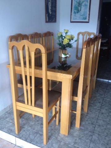 Linda mesa com 08 cadeiras estofadas em madeira maciça cor