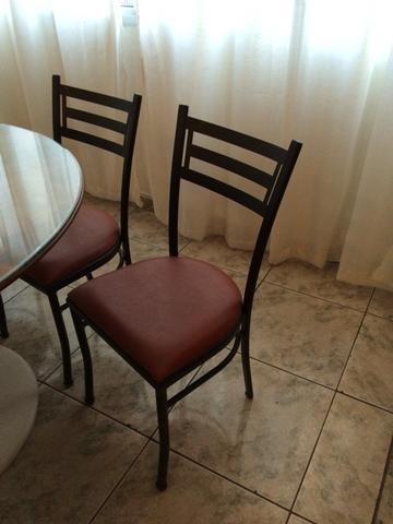 Cadeiras em ferro com assento estofado