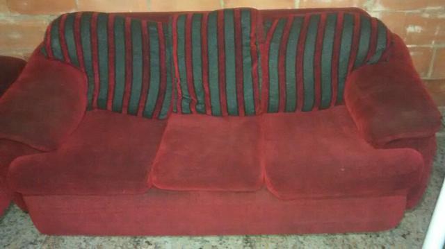 Conjunto de sofás vermelhos