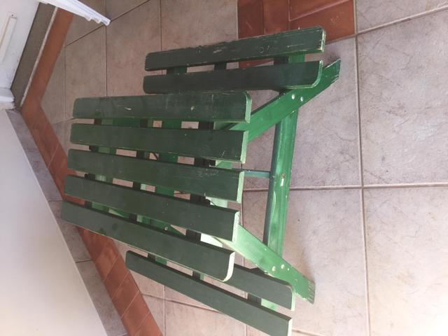 Mesa de madeira infantil com banco acoplado