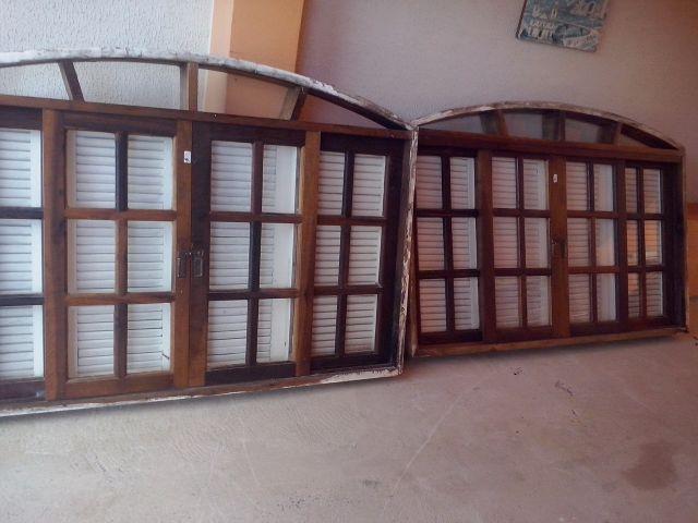 2 janelas de madeira com venezianas "usadas" (Aceito