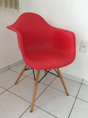 Cadeira Eames vermelha com braço