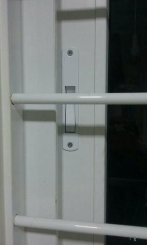 Janela PVC branca com grade