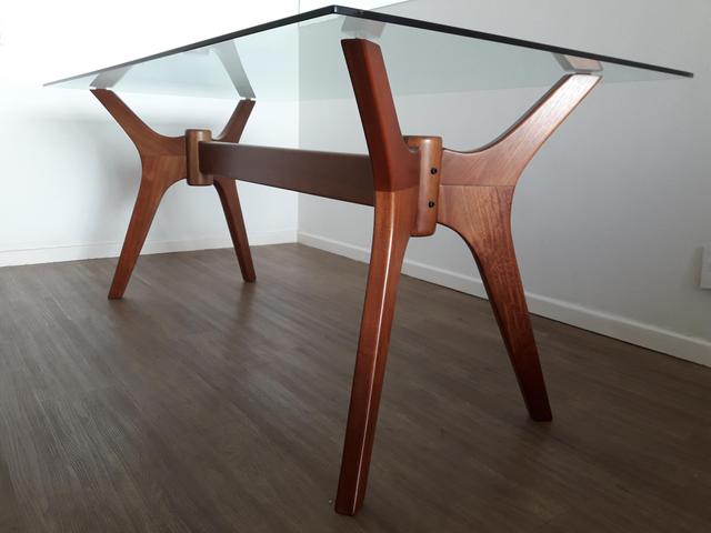 Mesa: base em madeira com tampo de vidro (Loja Oppa)