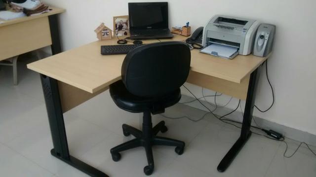 Mesa para escritório com cadeira