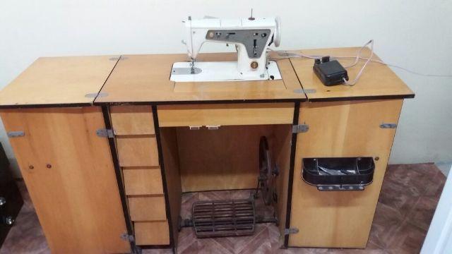 Máquina de costura com gabinete