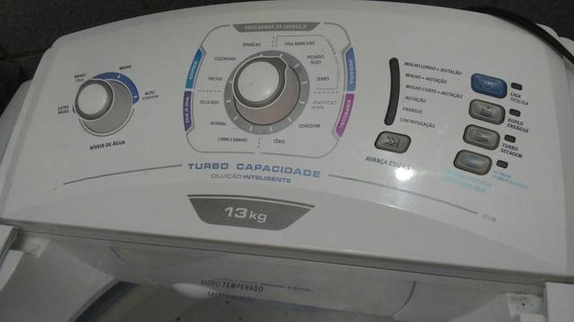 Máquina de lavar funcionando tudo lavar e centrifugar sair