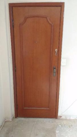 Porta de madeira envernizada + fechadura cromada + chaves +